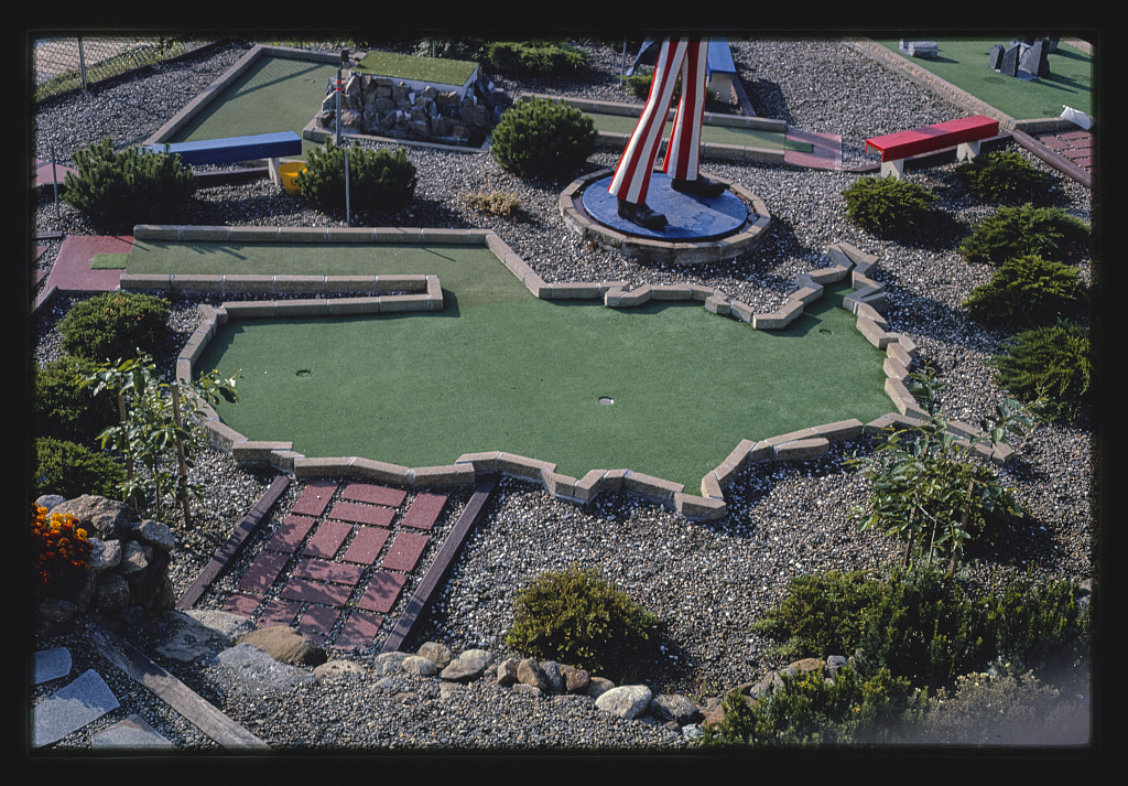 Mini-golf hole in shape of the contiguous U.S. states.